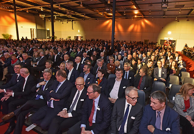 Rund 2200 Gäste aus Politik und Wirtschaft füllen die Messehallen in Schwenningen zum Neujahrsempfang der IHK Schwarzwald-Baar-Heuberg. ...