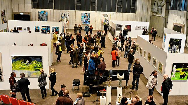 Auch die Kunst hat in den Donauhallen eine Heimat. Das Archivbild zeigt eine Vernissage der Künstergilde Donaueschingen. In der ...
