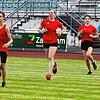 Ordnung muss sein: Die LG Hohenfels trainiert mit ihrem Nachwuchs wieder im Tiengener Stadion. Die Gruppe mit (von links) Fabio Wasmer, ...