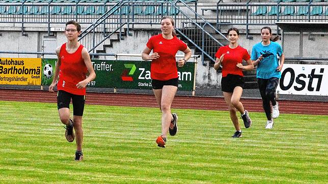 Ordnung muss sein: Die LG Hohenfels trainiert mit ihrem Nachwuchs wieder im Tiengener Stadion. Die Gruppe mit (von links) Fabio Wasmer, ...