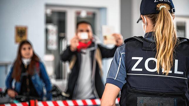 Nicht nur bei der Grenzkontrolle werden Zollbeamte des Hauptzollamts Singen eingesetzt: In den nächsten Wochen leisten sie Amtshilfe in ...