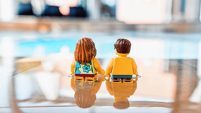 Auszeit in der Meersburg Therme? Die Betreiber stellen die Wunsch-Erlebnisse ihrer Gäste mit Lego-Männchen nach. Noch ist kein Ende des ...