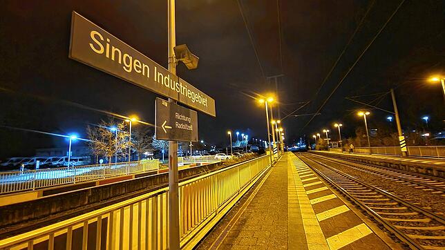Der Bahnhaltepunkt Singen-Industrie: Auf dem Weg vom Club nach Hause sind in den vergangenen Wochen immer wieder Jugendliche aneinander ...