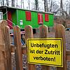 Das Schild hat nichts geholfen: Unbekannte haben von Donnerstag auf Freitag auf dem Areal des Waldkindergarten Martinsbühl in der ...