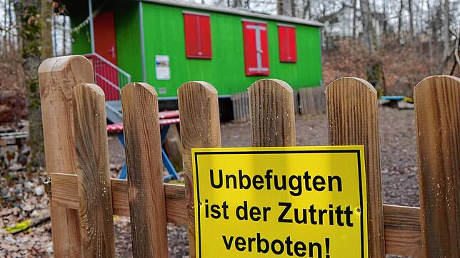 Das Schild hat nichts geholfen: Unbekannte haben von Donnerstag auf Freitag auf dem Areal des Waldkindergarten Martinsbühl in der ...