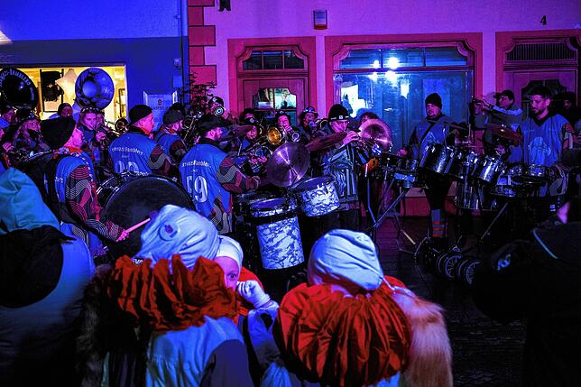 Bild 28: Endlich Fasnet: Glonkis stellen ihre Brunnenfigur auf und eröffnen die Fasnet