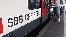 Noch kostet es extra: Ein Fahrradfahrer hievt am Konstanzer Bahnhof sein Gefährt in einen Seehas-Zug.