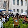 Im Innenhof haben die Abiturienten die Zeugnisse und Preise entgegengenommen. Die Feier wurde in den zweiten Innenhof übertragen, wo die ...