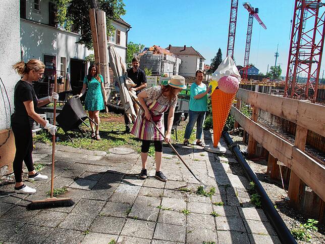 Ein Bild aus vergangenen Tagen: Im Juni 2019 richtete Familie Merusic mit Angestellten die Terrasse des Cafés mit Blick auf die ...