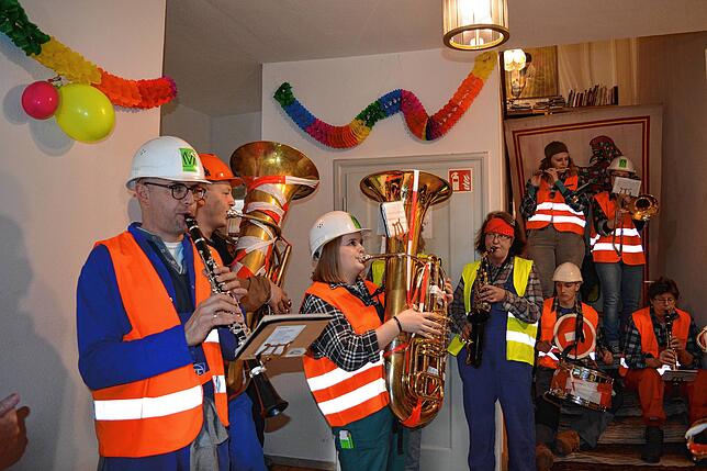 Im Pfarrhaus, Rathaus, in Amts- und Redaktionsstuben ziehen die Musiker ein und spielen auf.