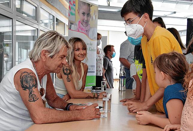 Bild 2: Bilder von der Autogrammstunde von Matthias Reim und Christin Stark in der Nachsorgeklinik Tannheim