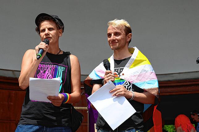 Bild 1: Fotos vom CSD 2025 in Konstanz: Bunte Flaggen, ausgefallene Outfits und klare Statements