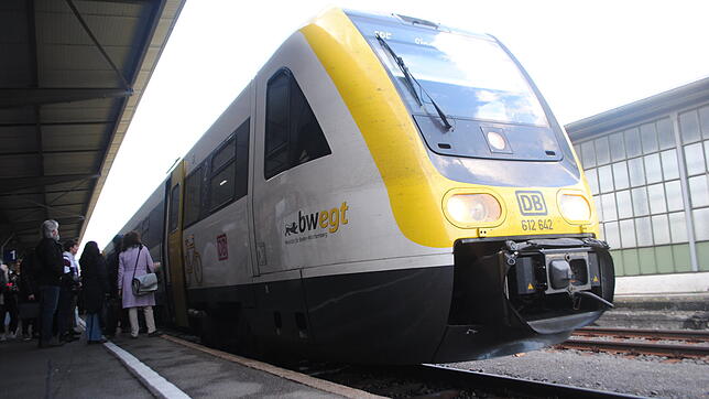 Ein Triebwagen der Baureihe VT 612 steht am Waldshuter Bahnhof. Künftig sollen noch mehr Züge dieser Art fahren und so für eine ...