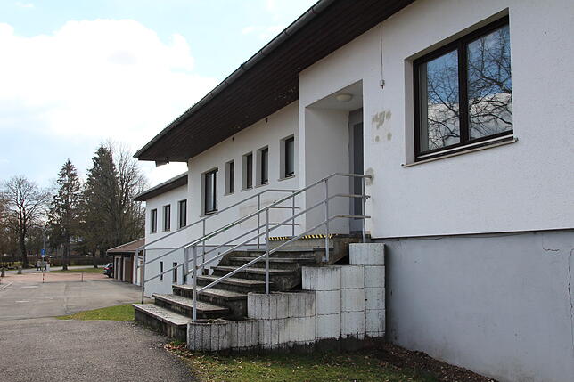 Die Stadionsgaststätte steht leer und muss auch saniert werden. Beim Schellenber-Sportclub wird darüber diskutiert, ins Haberfeld ...