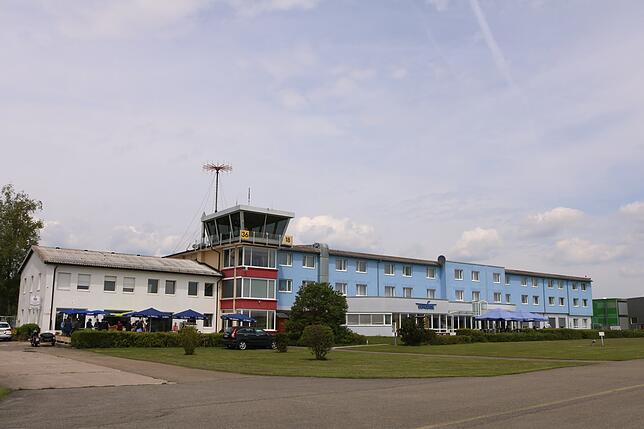Flugplatz Donaueschingen: Fliegerstüble, Tower und Hotel Concorde (von links).