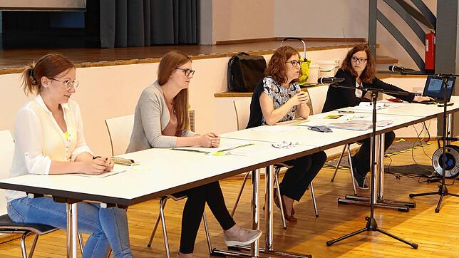 Sie standen den Vereinsvertretern Rede und Antwort (von links): Sina Lossau, Laura Fuhrer, Hauptamtsleiterin Nicole Schautzgy und Lena ...