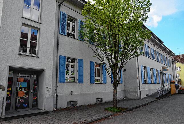 Zum Investoren-Konzept für den „Adler“ könnte auch das Gebäude „Alte Schule“ gehören – so ein Vorschlag ...