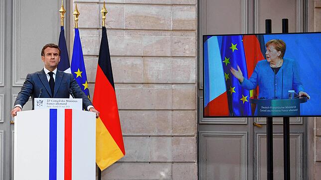 Staatspräsident Emmanuel Macron und Kanzlerin Angela Merkel bei der gemeinsamen Pressekonferenz im Anschluss an die Sitzung des ...