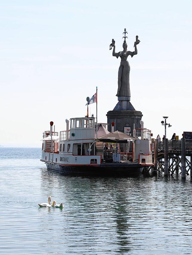 Der kleine Rundgang durch das sommerlich-schöne Konstanz beginnt natürlich bei einem der Wahrzeichen der Stadt: Der Imperia liegt die ...