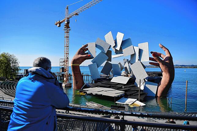 Ein Besucher steht vor der Seebühne in Bregenz. Das Bühnenbild galt der Oper Carmen von Georges Bizet (Sommer 2017).