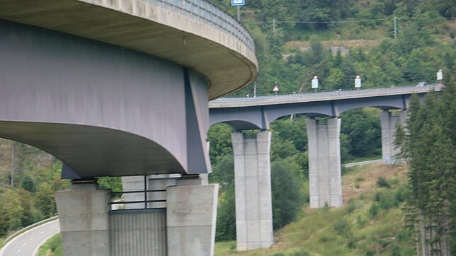 Die Gauchachtalbrücke wurde 2002 fertiggestellt. Die zweite Brücke ist zwar geplant, aber der Baustart zieht sich hin.
