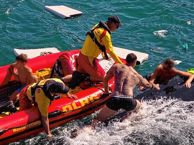 Innerhalb von einer Minute versank das gekenterte Boot im Seerhein. Währenddessen versuchen die Helfer der DLRG und Bernd Ützenhöfer von ...