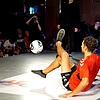 Bei der Fußball-Freestyle-WM in Prag überzeugt Patrick Bäurer die Jury mit seiner Performance. Bild: Patrick Bäurer