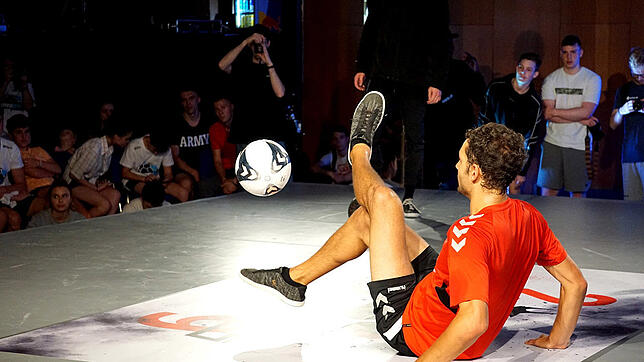 Bei der Fußball-Freestyle-WM in Prag überzeugt Patrick Bäurer die Jury mit seiner Performance.