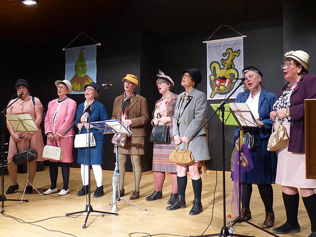 Ohne sie würde etwas beim Bürgerball fehlen. Die Ahauser Housewife Background Singers nahmen die Zuschauer diesmal mit auf ihre Suche ...