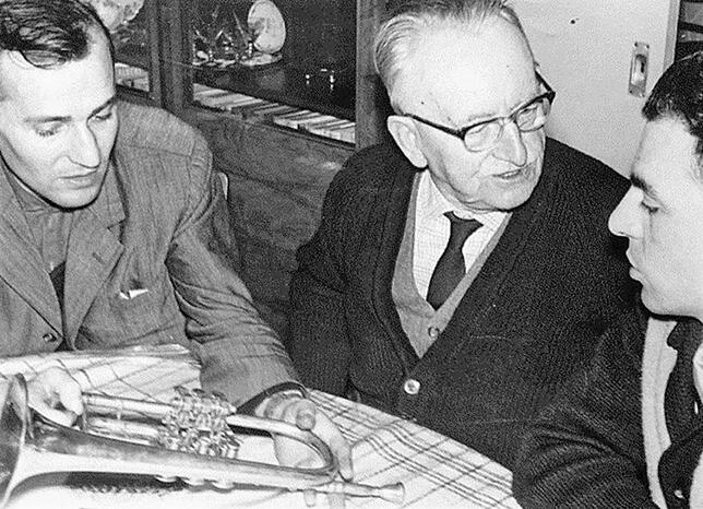Der Werksleiter und Großvater von Rainer Jäckle, Johann Jäckle (Mitte), 1965 bei einem SÜDKURIER-Interview.