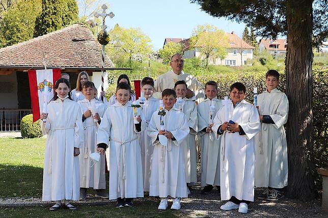 Die zweite Hagnauer Gruppe empfing die Erstkommunion im Gottesdienst am Ostermontag um 11 Uhr. Die Kommunionkinder Leon Berger, Lia ...