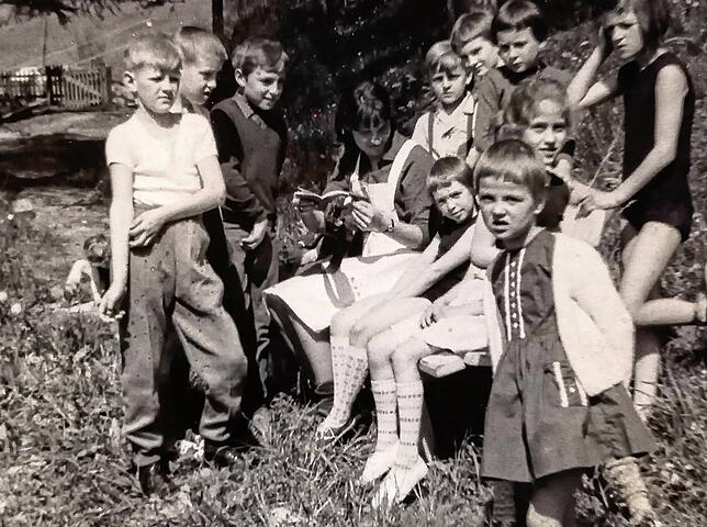 Beim Ausflug im Allgäu. Eva-Maria Stern in der Mitte einer Gruppe von Mädchen und Jungen.