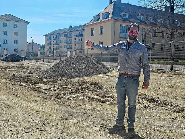 Bauleiter Christoph Marquart führt über die Baustelle am Hindenburgring.