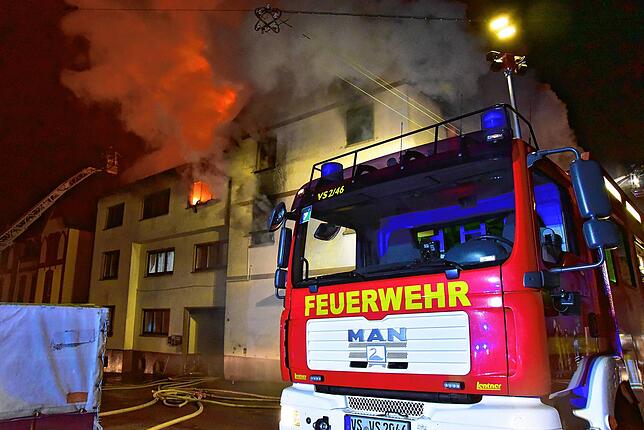 Beim Brand eines Mehrfamilienhauses in VS-Schwenningen sind am Freitagmorgen mindestens 14 Personen zum Teil schwer verletzt worden.