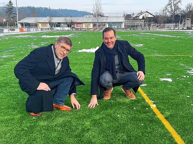 Bundestagsabgeordneter Felix Schreiner (rechts) und Wutöschingens Bürgermeister Georg Eble gehen mit dem neuen Kunstrasenplatz auf der ...