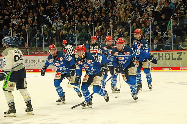 Bild 22: Fans, fliegende Fäuste und Feiern &ndash; Bilder vom 5:1 der Wild Wings gegen Straubing