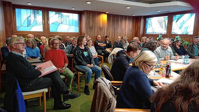 Die Gemeinderatssitzung, in der die ersten Projektergebnisse zur Entwicklung des Pfarrhofs in Erzingen vorgestellt wurden, war für ...