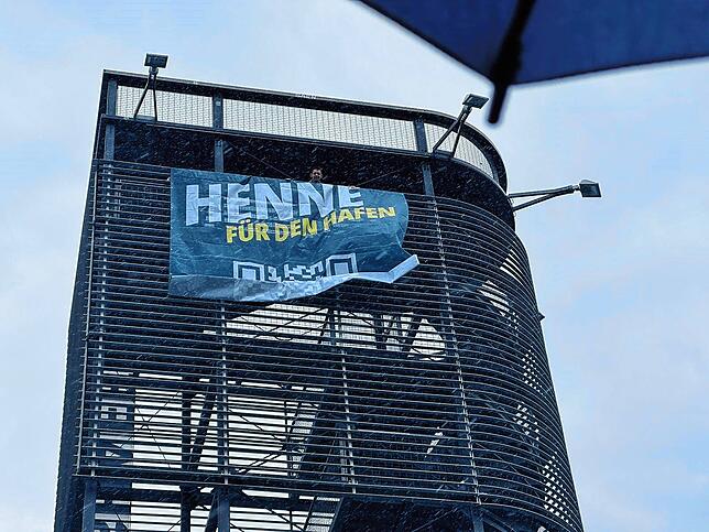 Mit einem großen Banner am Moleturm macht Johannes Henne seine Kandidatur am Freitagvormittag öffentlich.