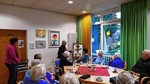 Charlotte Köhler erläutert Hintergründe zu den Kunstwerken. Bild: Magdalena Mahler