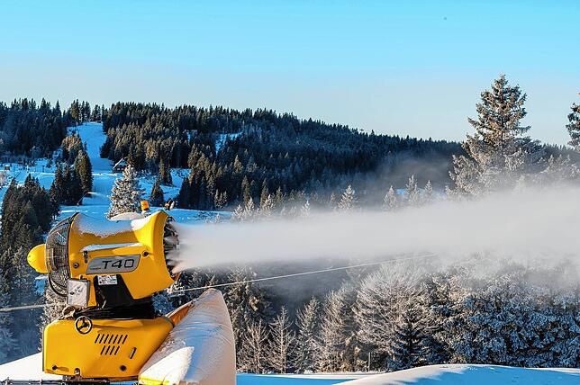 Eine Schneekanone läuft auf dem Feldberg in Baden-Württemberg. Ohne Beschneiung gehts nicht mehr viel auf dem Gipfel.