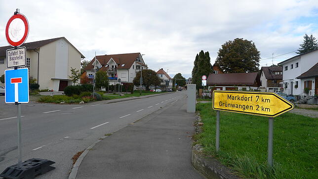 Im Zuge der Asphaltarbeiten im Bereich der neuen Brücke soll auch die Straße bis hin zur Abzweigung nach Grünwangen mit einer neuen ...