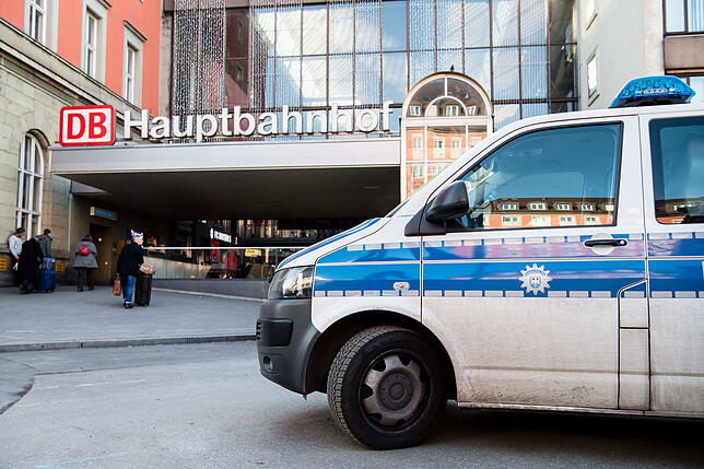 Ein Fahrzeug der Bundespolizei steht vor einem Eingang zum Hauptbahnhof. Am frühen Morgen war ein Polizist bei einer Kontrolle im ...