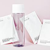 In diesem kleinen Fläschchen kann das Pulver unter der Dusche mit Wasser zu einem flüssigen Shampoo gemischt werden.