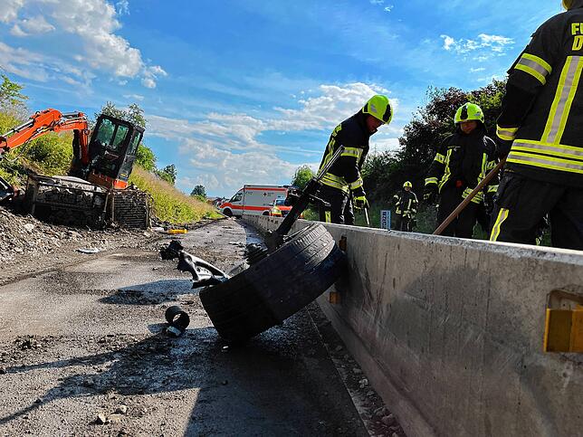 Die Feuerwehr ist mit Aufräumarbeiten beschäftigt. Bis etwa 10.30 Uhr ist die Fahrbahn daher voll gesperrt.