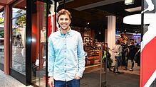 Alexander Kupprion, Geschäftsführer von Sport Müller, am Haupteingang des Singener Geschäfts in der Scheffelstraße.