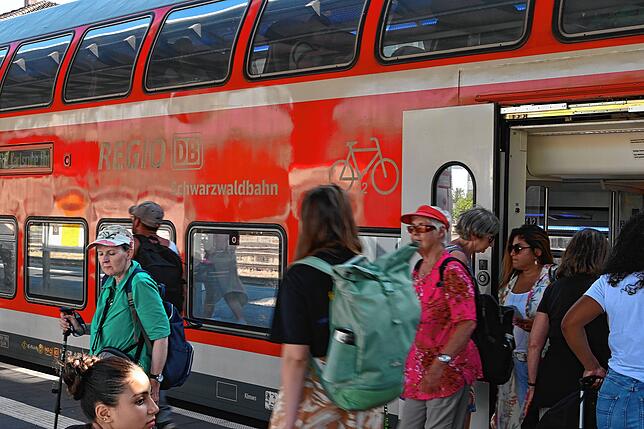 Die Schwarzwaldbahn ist bei Pendlern und Ausflüglern beliebt.