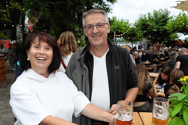 Bild 33: Die Gäste feiern beim Stadtgartenfest: Hier sind die Fotos vom ersten Abend