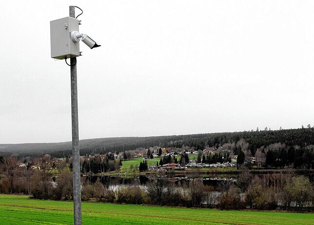 Eine Kamera mit Scanner erfasst die auf den Parkplatz einfahrenden Autos am Kirnbergsee.