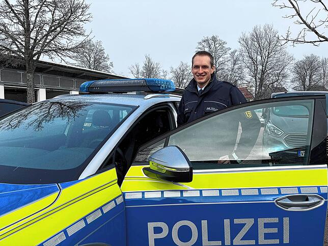 Daniel Heuseck, hier mit dem ersten Elektrofahrzeug des Polizeireviers Villingen, ist seit einigen Wochen neuer Revierleiter.