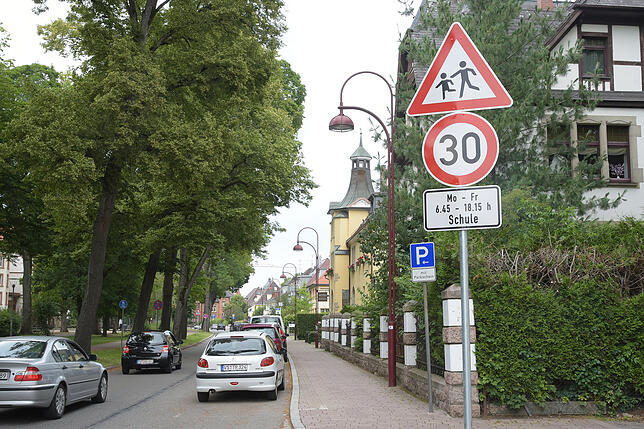 Im Klosterring darf im Bereich vor der Schule nicht schneller als 30 gefahren werden.